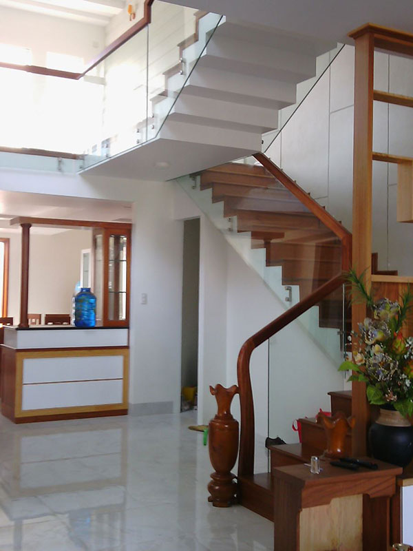 Cầu thang kính đẹp hiện đại tại Hải Phòng